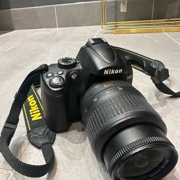 Nikon D5000 DSLR camera - Picture 3 of 8